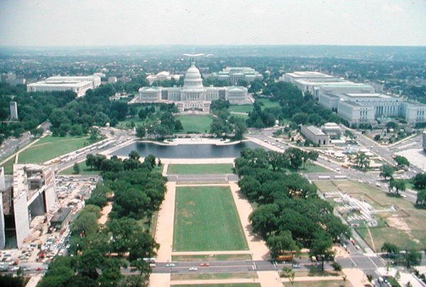 Pohled na Kapitol Spojených států a National Mall od American School