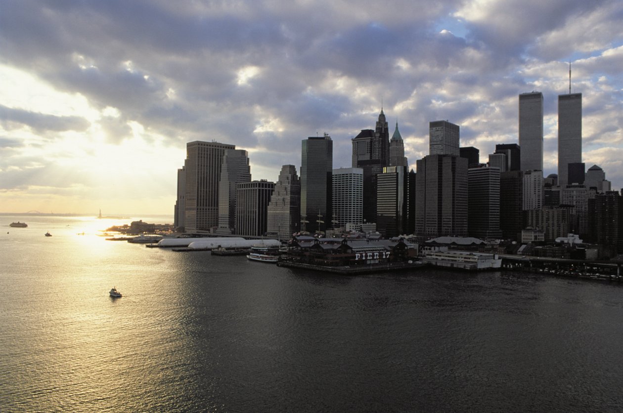 Pohled směrem k finanční čtvrti přes East River od American School