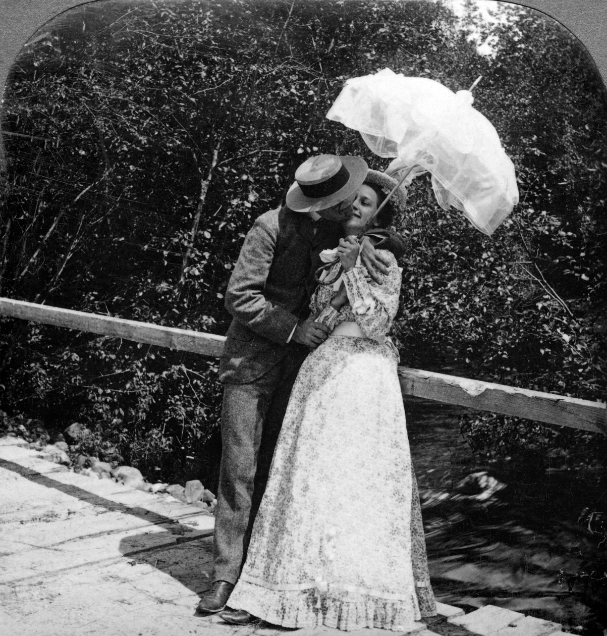 Dívka léta a její miláček. od American Stereoscopic Company