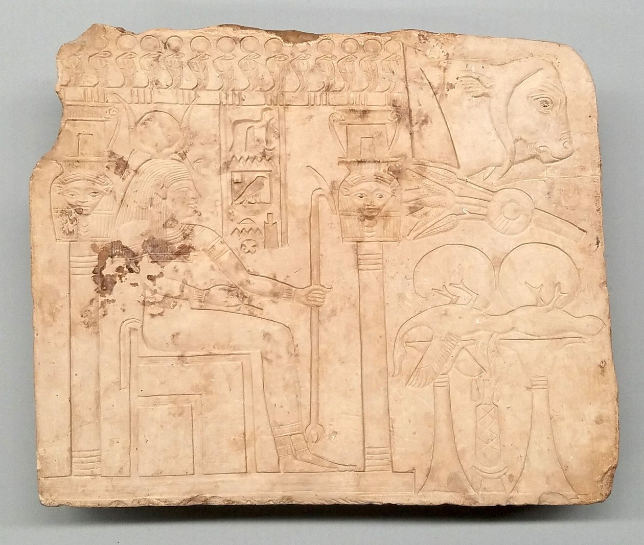 Umělcův zkušební kus: Hathor ve svatyni, obětiny, volská hlava od Ancient Egyptian
