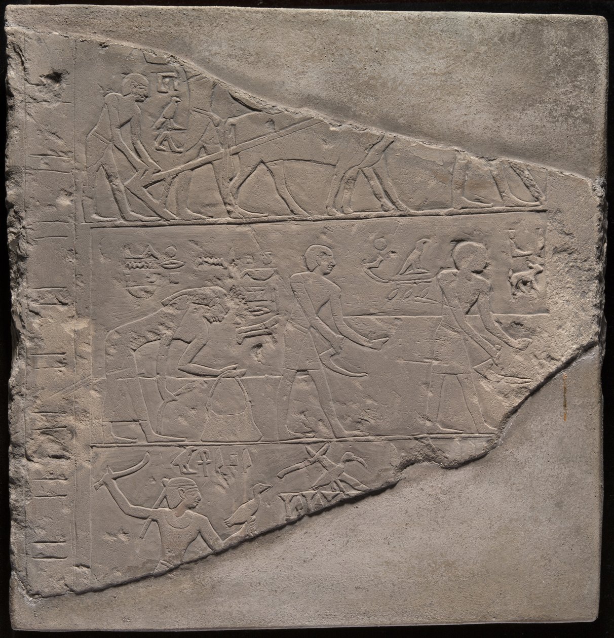 Fragment stély zobrazující orbu, sklizeň a pasení dobytka od Ancient Egyptian