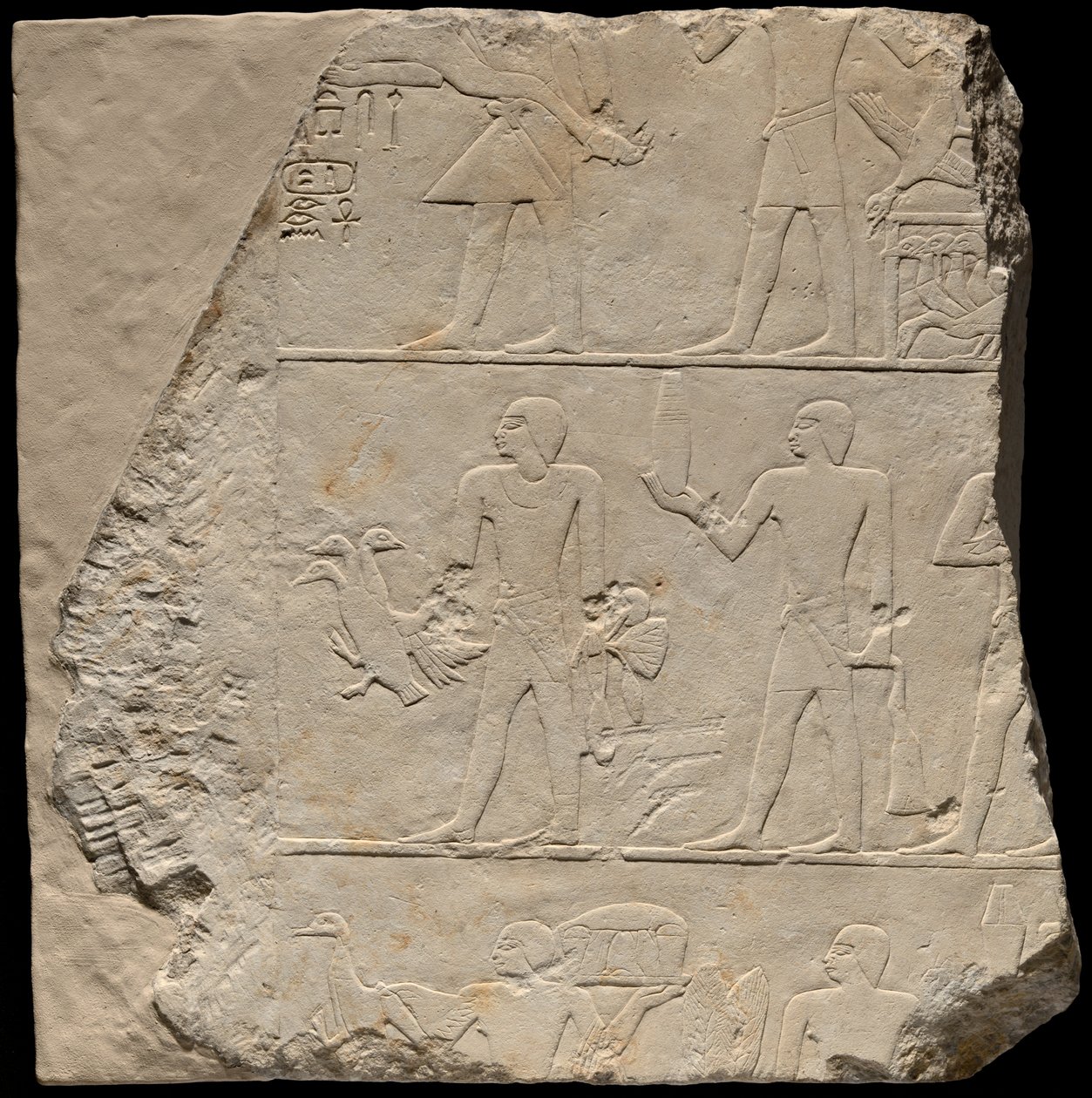 Fragment stěny z hrobky zobrazující nosiče obětních darů od Ancient Egyptian