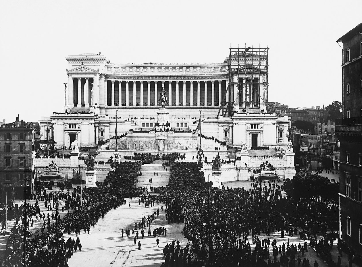 Fašistická oslava připomínající Neznámého vojína na Altare della Patria (Oltář vlasti) v Římě, 4. 11. 1922 (čb foto) od Anderson Anderson