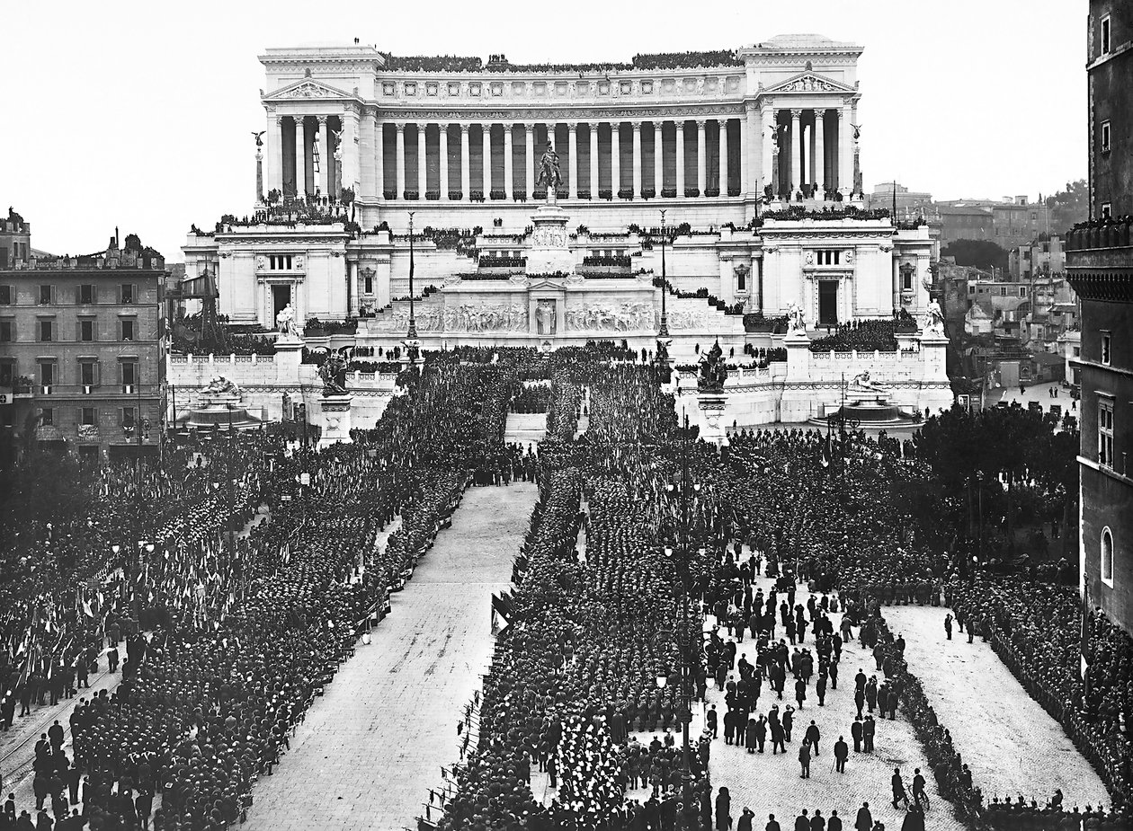 Fašistická oslava připomínající Neznámého vojína na Altare della Patria (Oltář vlasti) v Římě, 4. 11. 1922 (čb foto) od Anderson Anderson