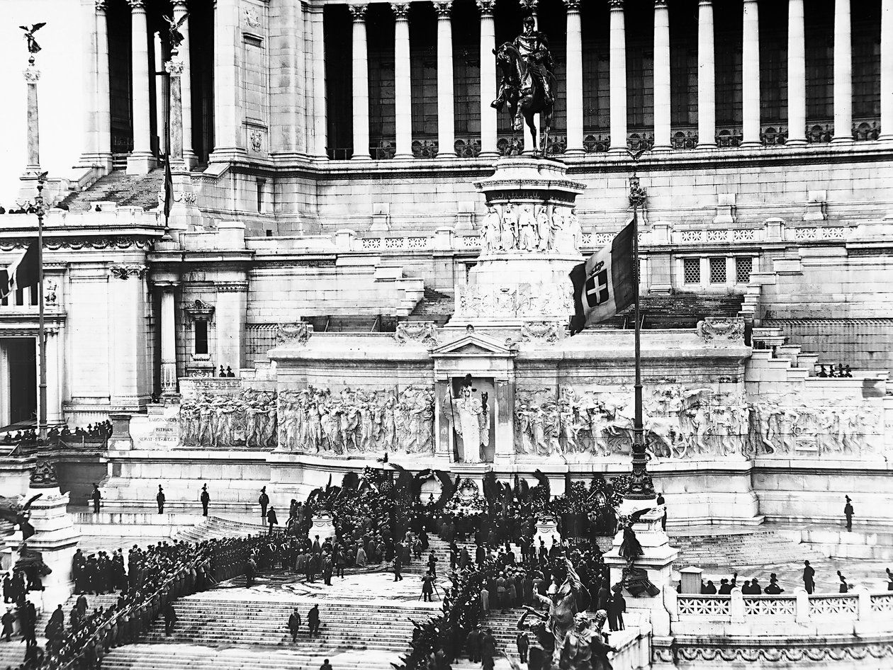 Fašistická oslava připomínající Neznámého vojína na Altare della Patria (Oltář vlasti) v Římě, 4. 11. 1922 (čb foto) od Anderson Anderson