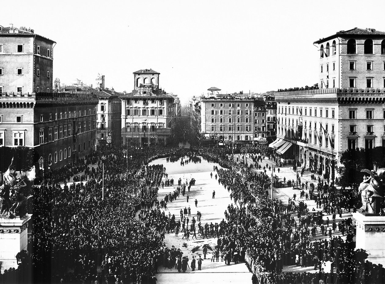 Piazza Venezia v Římě během fašistické oslavy připomínající neznámého vojína u Altare della Patria (Oltář vlasti), 4.11.1922 (čb foto) od Anderson Anderson