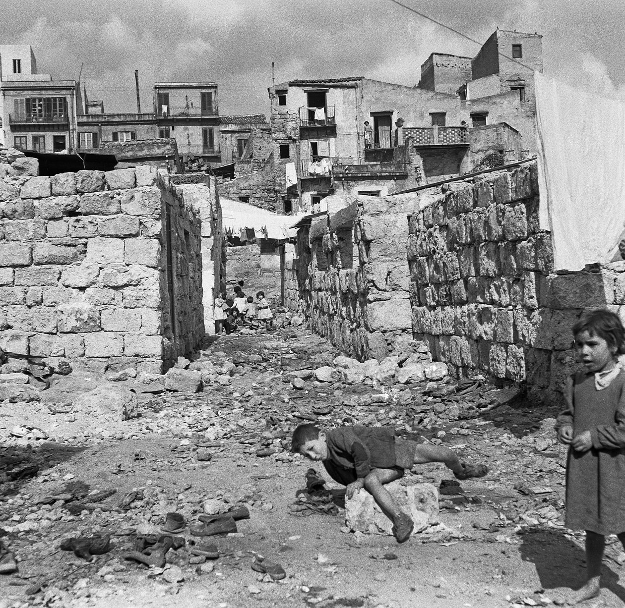PALERMO pohled na chudé městečko, kde ulice stále pokrývají trosky, pozůstatek bombardování z roku 1943. od Ando Gilardi