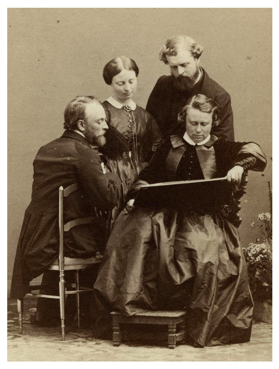 Marie-Rosalie (Rosa) Bonheur se třemi neznámými členy rodiny, kolem roku 1888 od Andre Adolphe Eugene Disderi