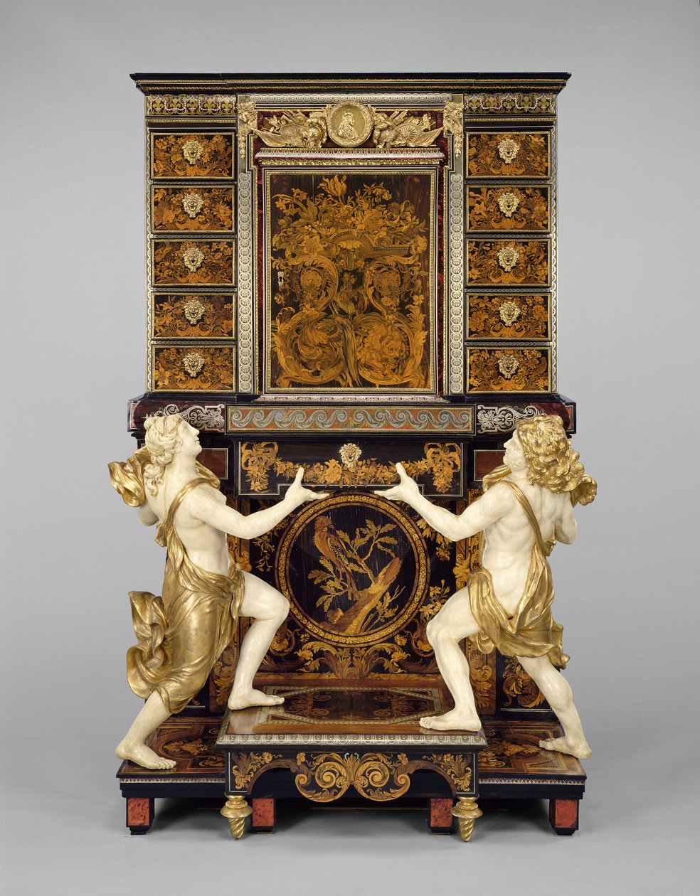 Skříň na stojanu s medailony podle Jeana Varina, kolem 1675-80 (dub dýhovaný cínem, mosaz, želví krunýř, rohovina, eben, slonovina a dřevěná intarzie) od Andre Charles Boulle