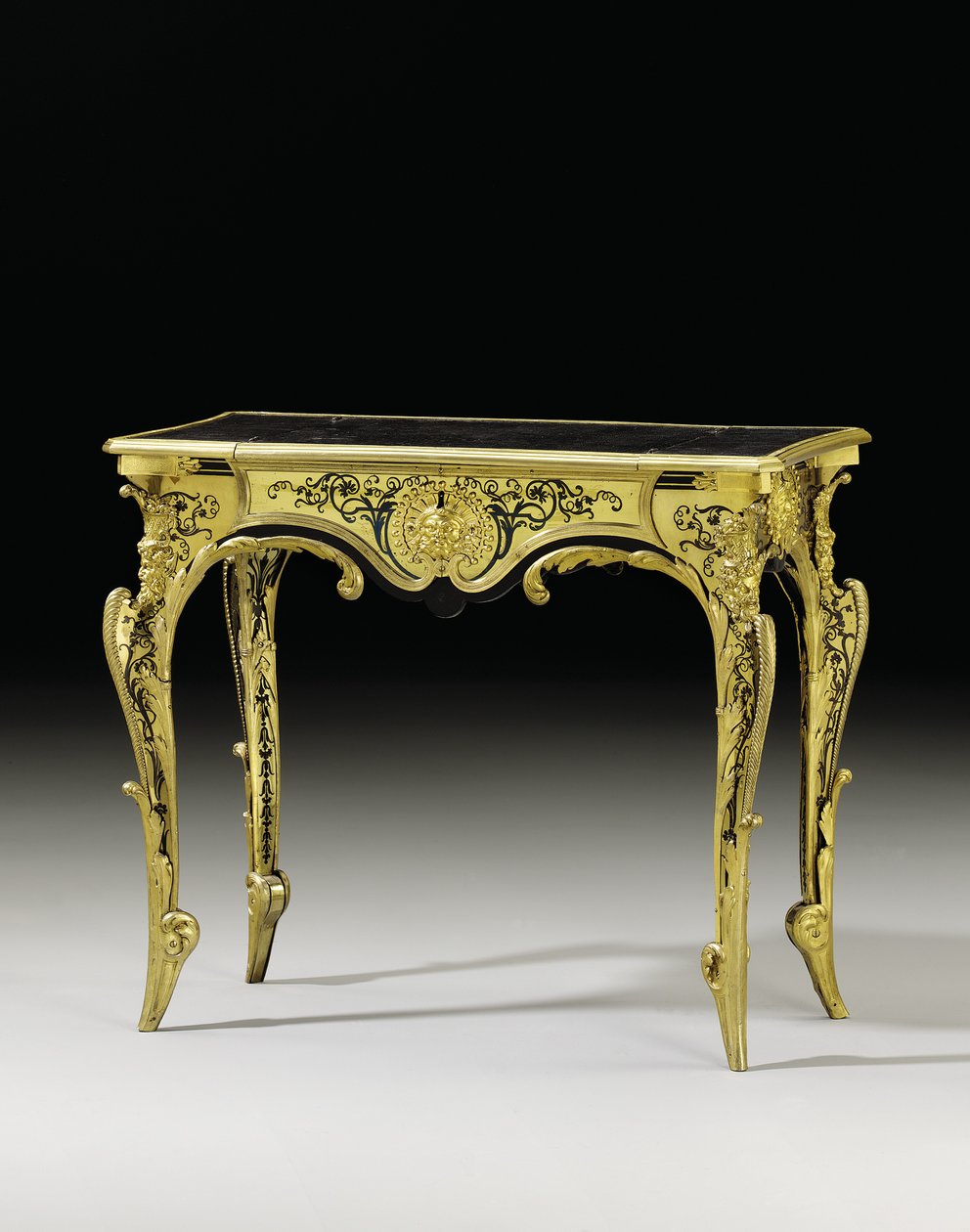Louis XIV Bureau plat, cca 1700 (ormolu, želvovina, eben, mosaz a modře barvený roh) od Andre Charles (attr. to) Boulle