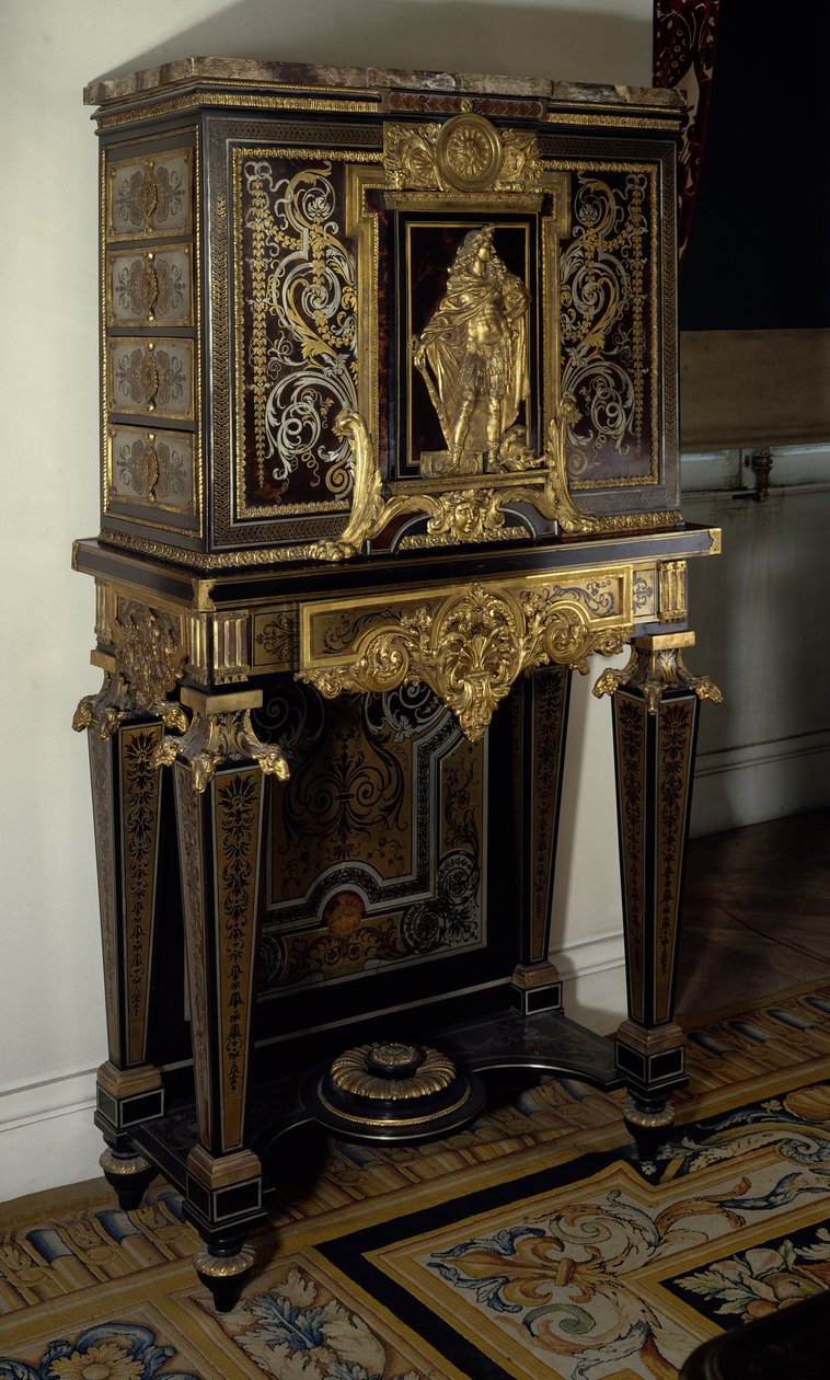 Art France: Kabinet zdobí postavu krále Ludvíka XIV. (1638-1715) v Hercules Gaulois. Nábytek od Andre Boulle (1642-1733) kolem roku 1700. Výška: 1,87m. Paříž, Musee du Louvre od Andre Charles Boulle