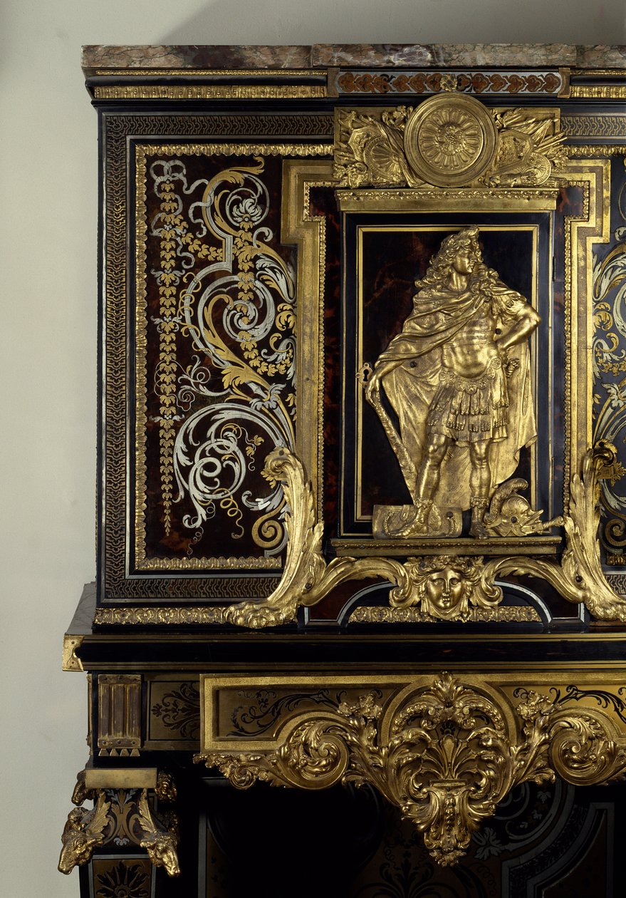 Art France: Kabinet zdobí postavu krále Ludvíka XIV. (1638-1715) v Hercules Gaulois. Detail. Nábytek od Andre Boulle (1642-1733) kolem roku 1700. Výška: 1,87m. Paříž, Musee du Louvre od Andre Charles Boulle