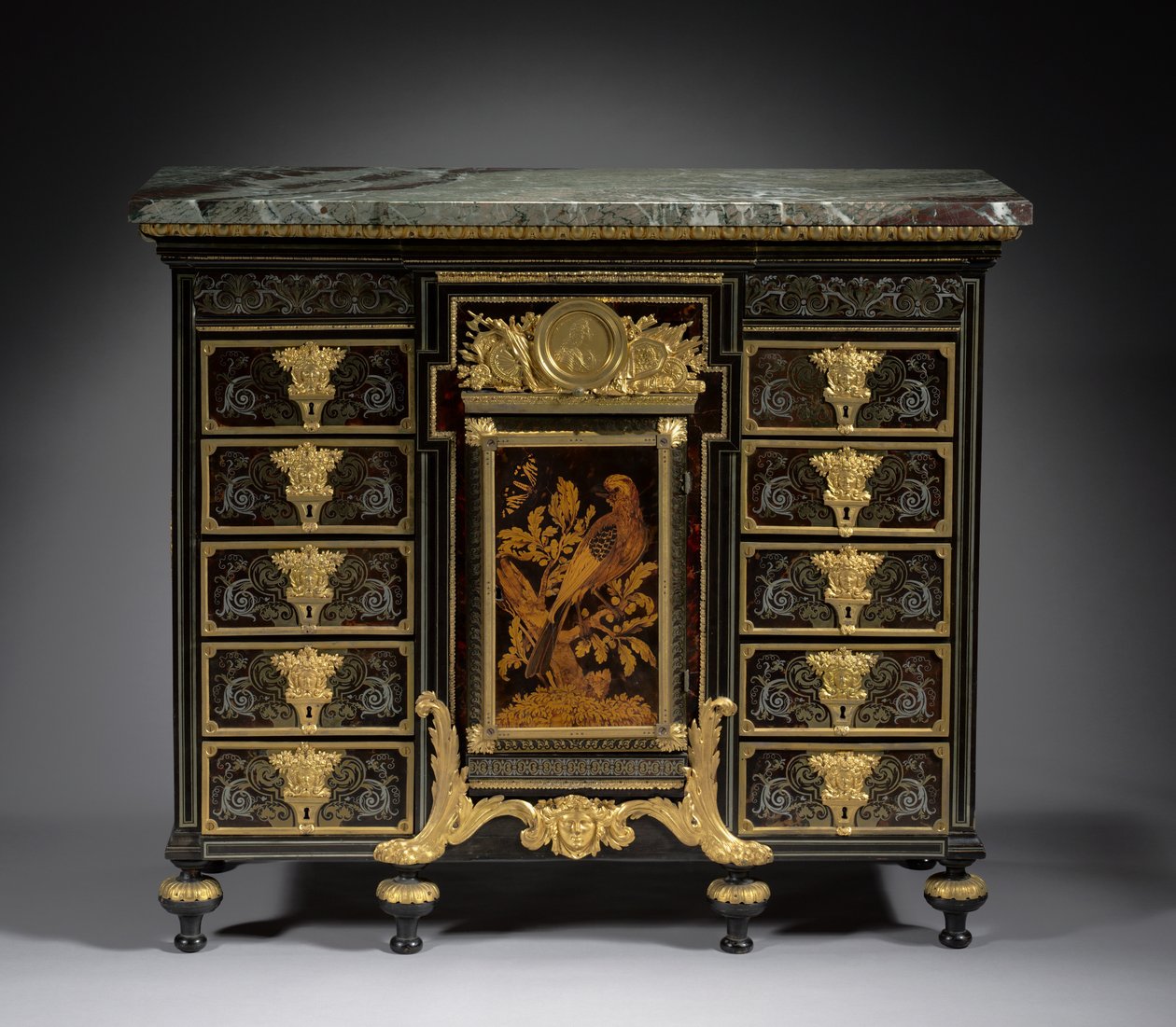Ebony Cabinet, c.1690 (intarzie z kovu a želvího krunýře, dřevo) od Andre Charles Boulle