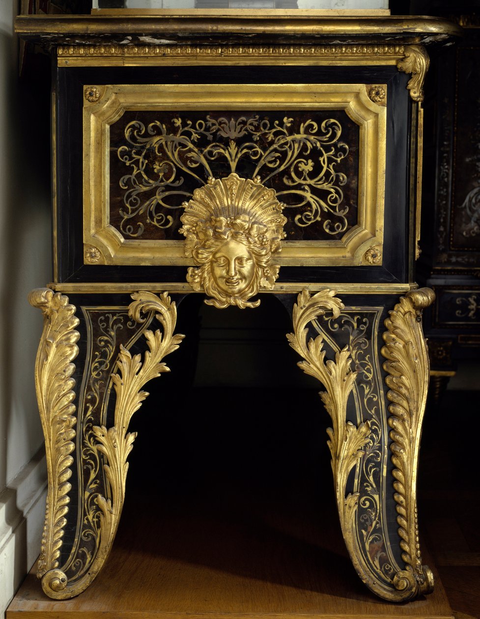 Nábytek Louis XIV: komoda s kovovou vložkou s akantem od Andre Boulle od Andre Charles Boulle