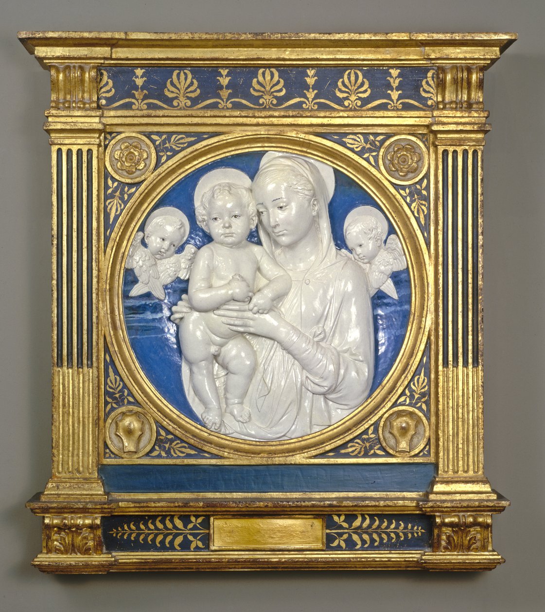 Madonna a dítě s cherubíny, kolem 1485 (glazovaná terakota) od Andrea Della Robbia