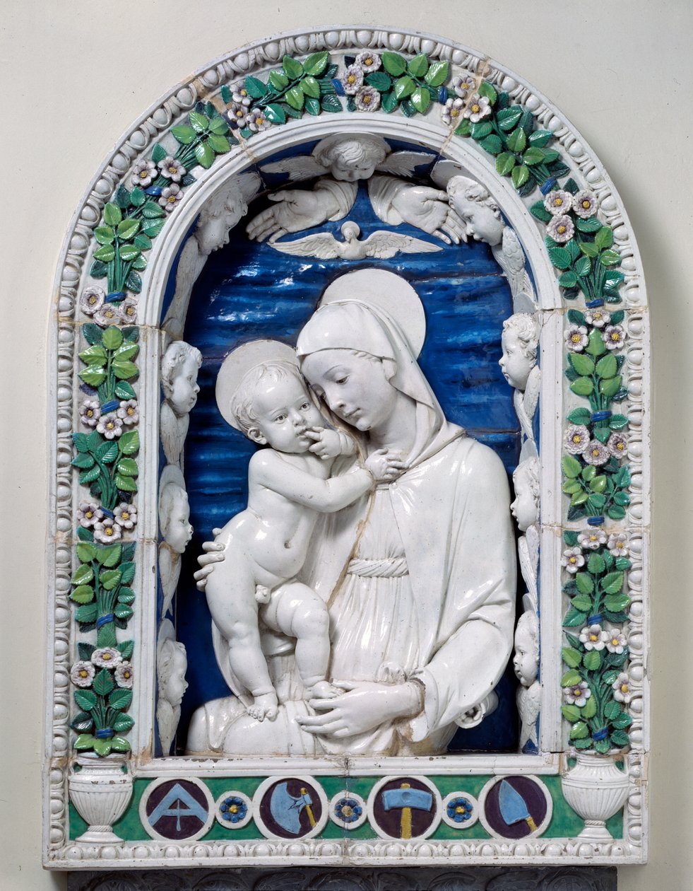 Madonna s dítětem (Madona architektů) (glazovaná terakota) od Andrea Della Robbia