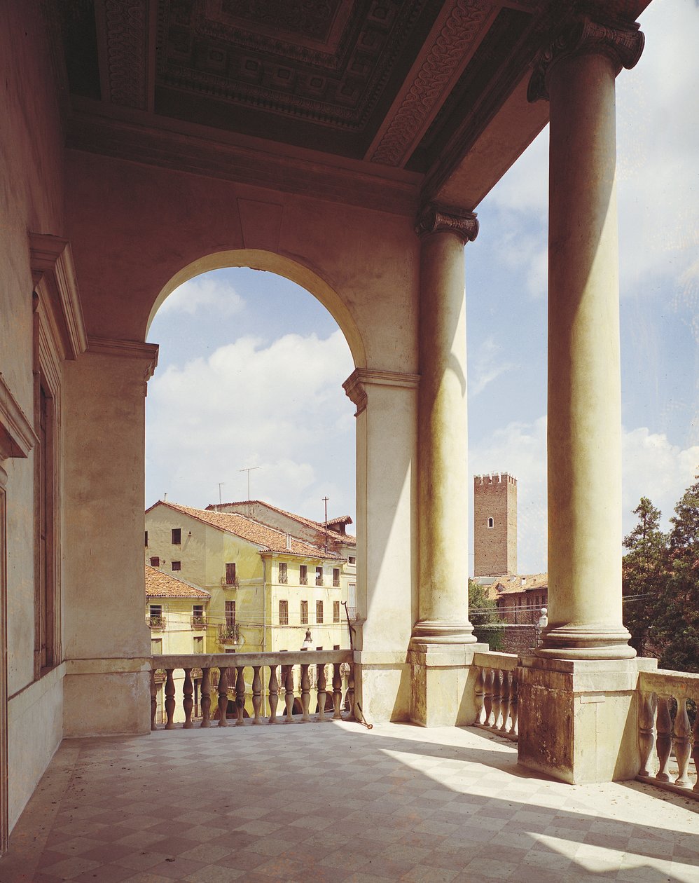 Detail galerie hlavního průčelí, foto cca 1550 od Andrea Palladio