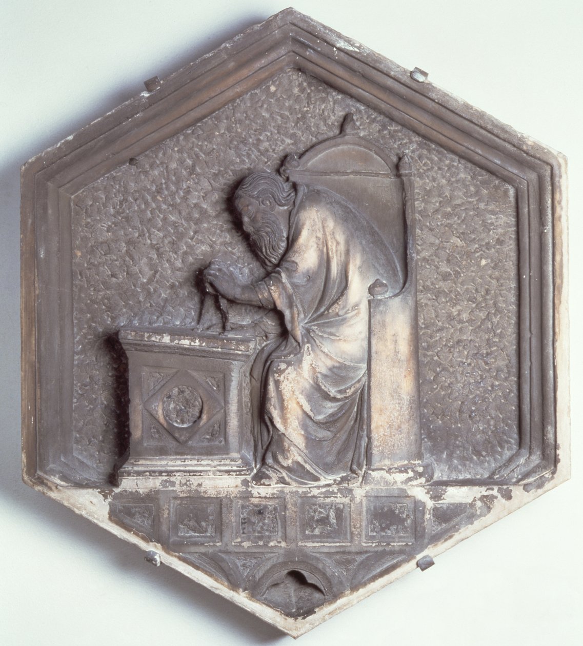 The Art of Architecture, šestihranná dekorativní reliéfní dlaždice ze série zobrazující praktiky umění a věd, možná podle návrhů Giotta (asi 1266-1337) asi 1334-1348 (mramor) od Andrea Pisano