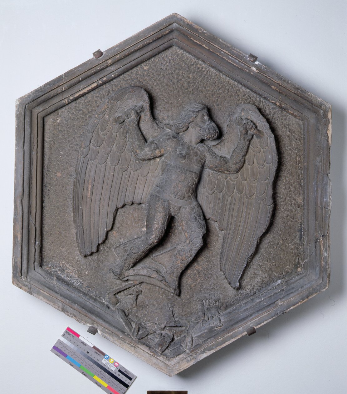 The Art of Flight, Daedalus, šestihranná dekorativní reliéfní dlaždice ze série zobrazující praktiky umění a věd, možná podle návrhů Giotta (asi 1266-1337) asi 1334-48 (mramor) od Andrea Pisano