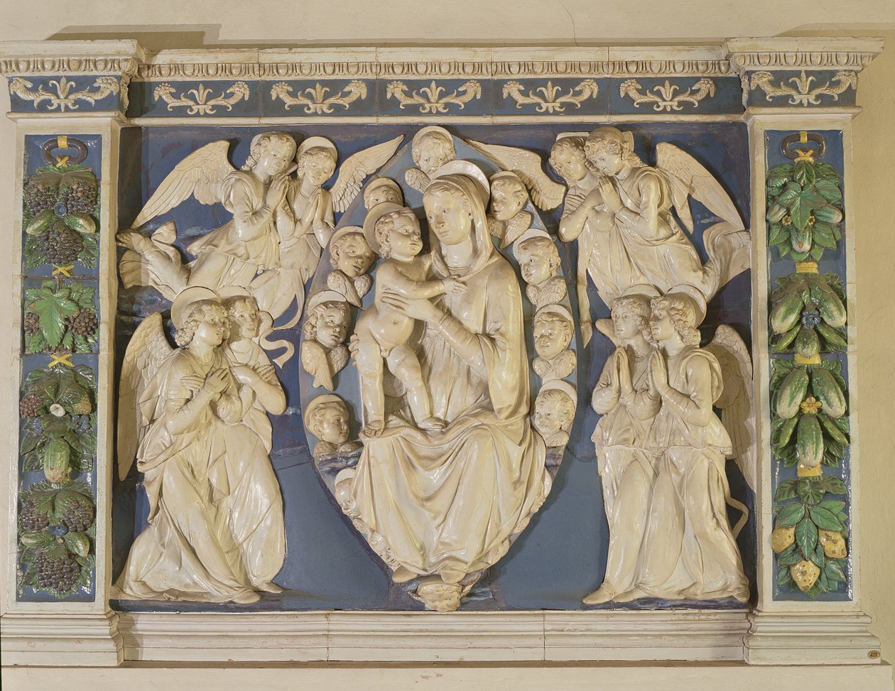 Madonna s dítětem s anděly (glazovaná terakota) od Andrea Della Robbia