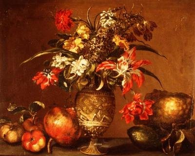 Tulipány, karafiát a další květiny ve stříbrné zlacené váze s ovocem na římse od Andrea (after) Belvedere