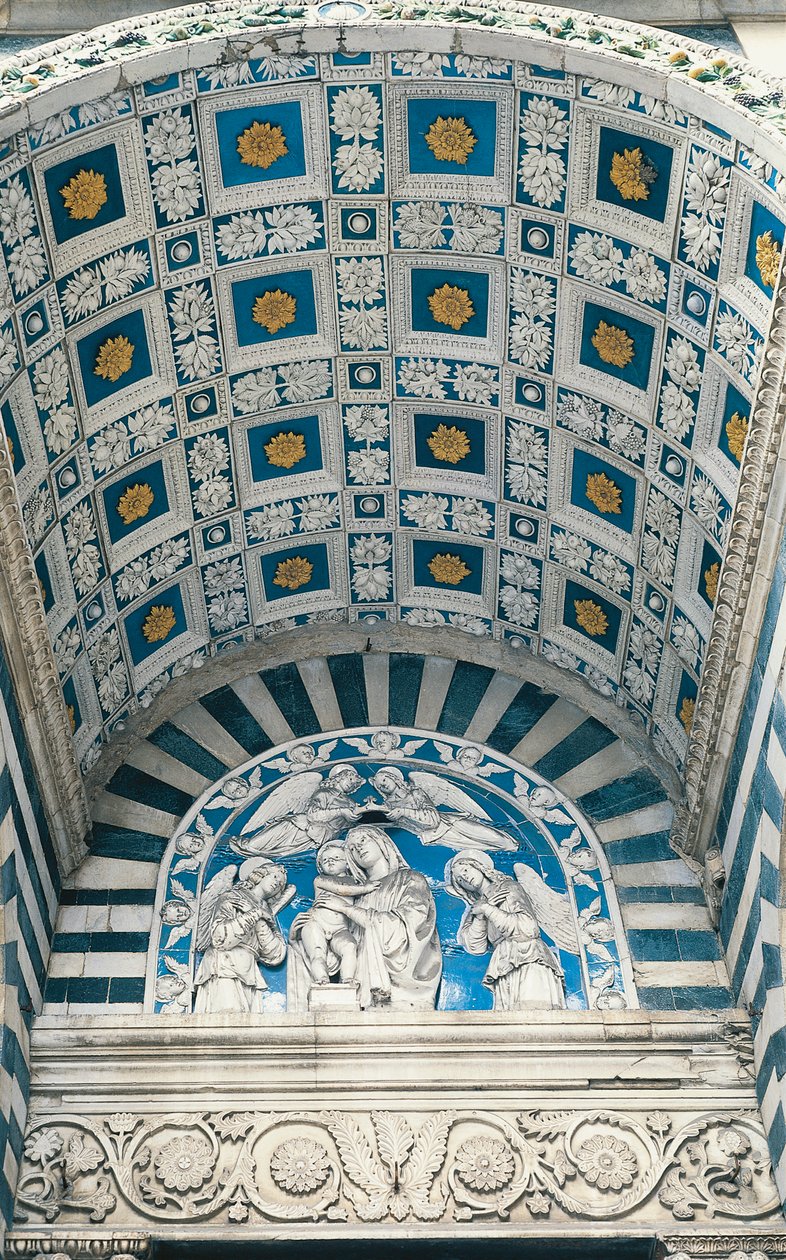 Centrální klenba portiku, s modrou kazetou a zlacenými rozetami a nad lunetou, s glazovaným kameninovým reliéfem Madony s dítětem od Andrea Della Robbia
