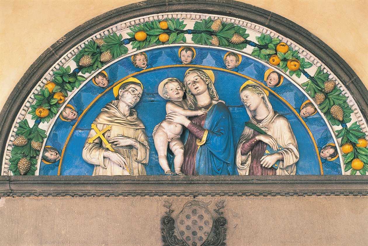 Glazovaná terakotová luneta zobrazující Madonu s dítětem mezi svatými od Andrea Della Robbia