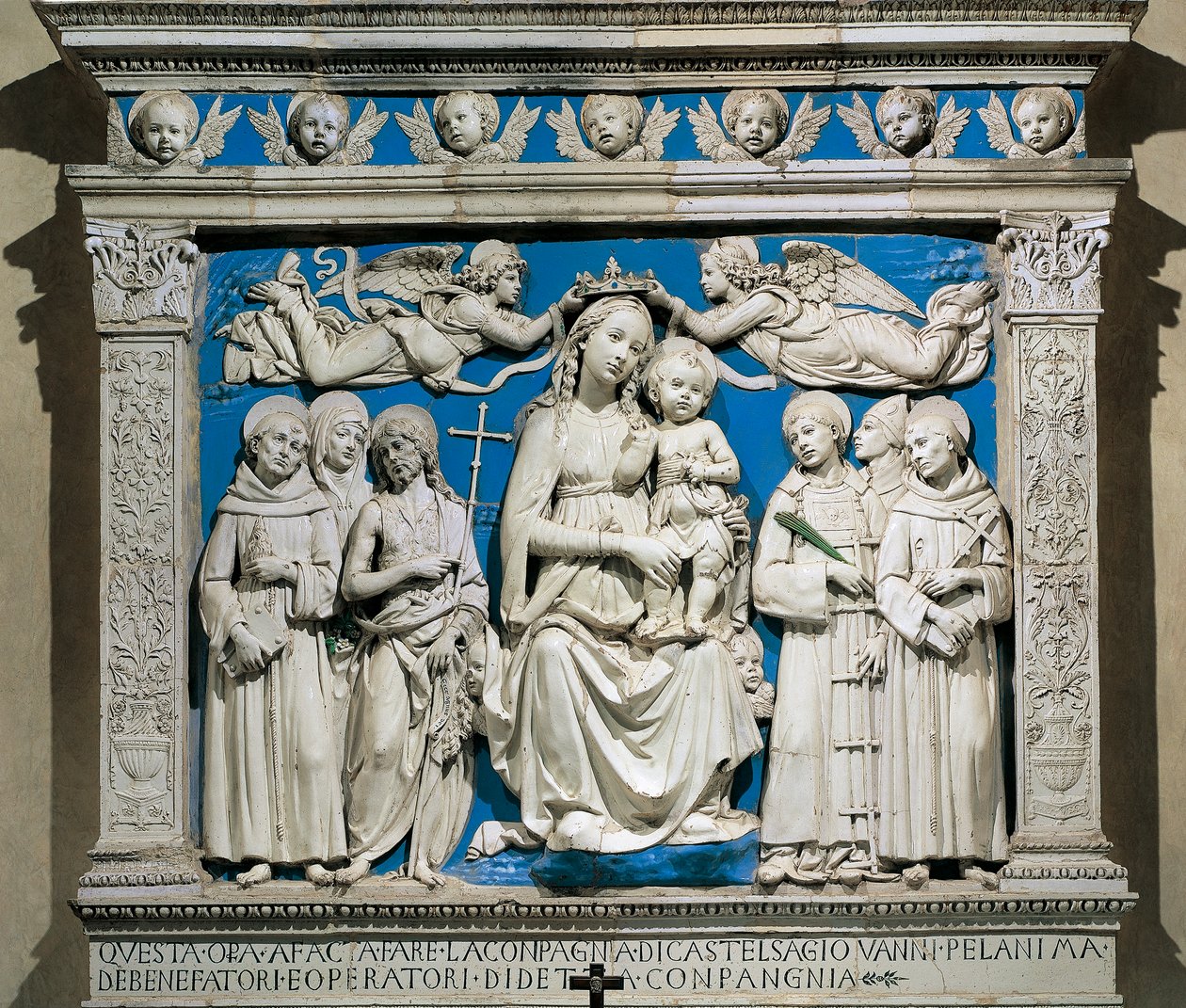 Madonna a dítě se svatými, Andrea della Robbia (1435-1525), glazovaná kamenina, Medicejská kaple, kostel Santa Croce, Florencie, Itálie od Andrea Della Robbia