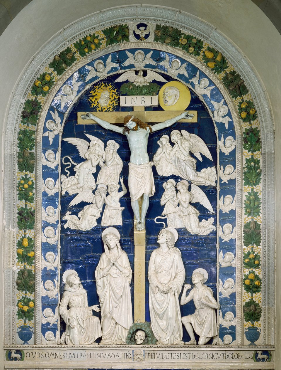 Ukřižování se svatým Františkem z Assisi, svatým Janem Evangelistou a svatým Jeronýmem vepsaným INRI (I.N.R.I.) na kříž. Vysoce reliéfní keramika od Andrea della Robbia (1435-1525) kolem 1481 Dim. 565x420 cm Santuario della Verna, Itálie od Andrea Della Robbia