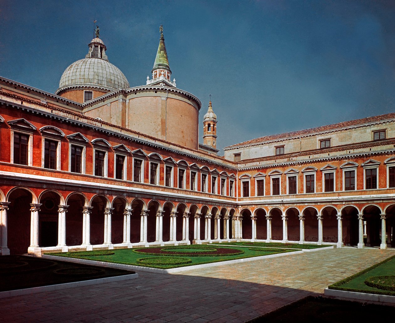 Renesanční architektura: pohled na křížovou chodbu kostela San Giorgio Maggiore (Saint George Major) navržený architektem Andrea di Pietro della Gondola dit Palladio (1508-1580) 1566 Benátky (Venezia), Itálie od Andrea Palladio