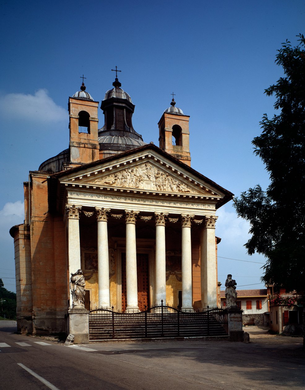 Pohled na tempietto (nebo kostel sv Graziano) od Andrea Palladio