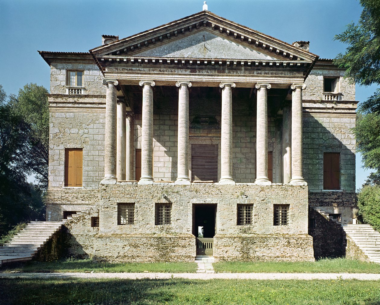Pohled na hlavní průčelí, postavené v letech 1559-60 od Andrea Palladio
