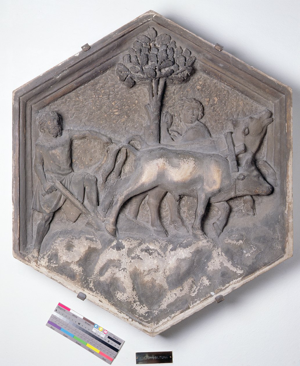 The Art of Agriculture, šestihranná dekorativní reliéfní dlaždice ze série zobrazující praktiky umění a věd, možná podle návrhů Giotta (asi 1266-1337) asi 1334-1348 (mramor) od Andrea Pisano