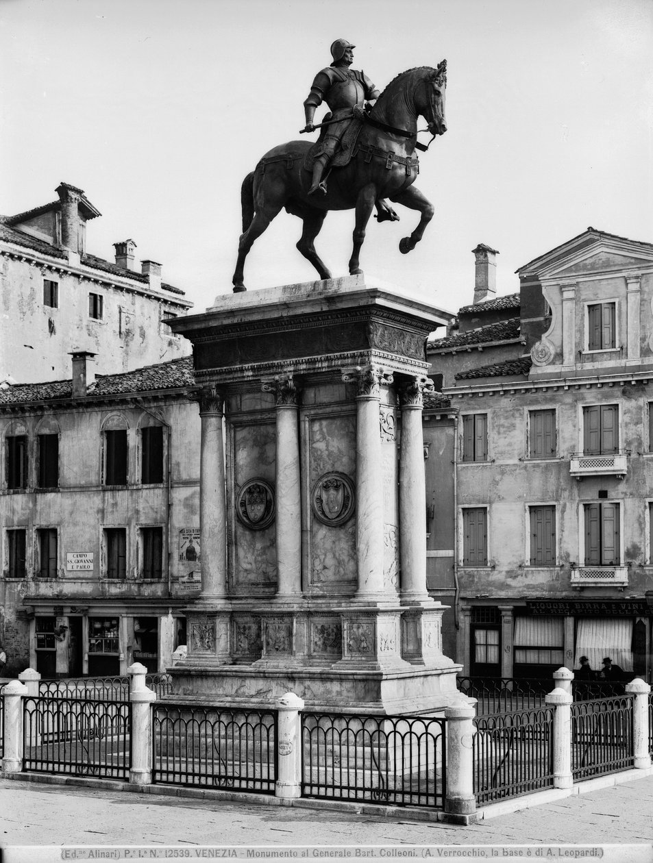 Jezdecká socha kondotiéra Bartolomea Colleoniho (1400-75) (bronz) (černobílá fotografie) od Andrea del Verrocchio
