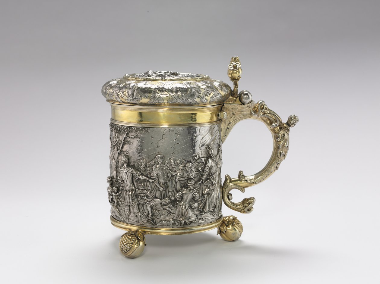 Tankard, konec 17. století (broušený a sešívaný stříbrný plech, repussé a rýhovaný ornament, litá rukojeť a nohy, částečně zlaceno) od Andreas Brachfeldt