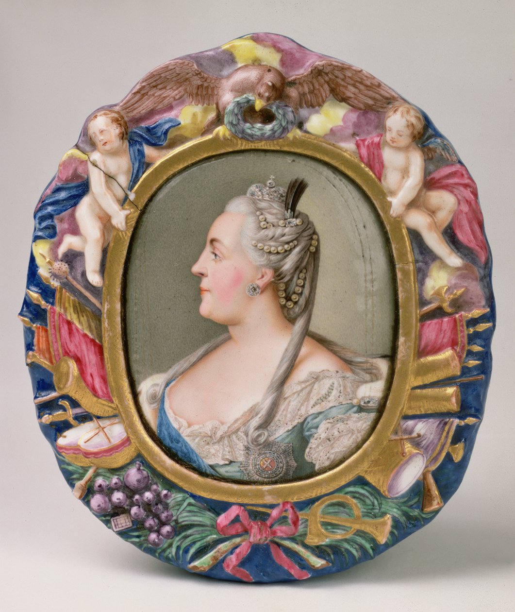 Kateřina II. (1729-96) podle portrétu Feodora Rokotova, smalt a měď, rám z Imperial Porcelain Factory, St. od Andrei Ivanovich Chernyi