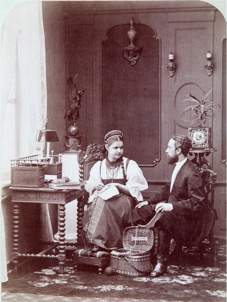 Kompozice à la russe: interiér ruského obydlí s mužem a ženou, kteří vyšívají a jsou oblečeni v tradičních krojích. Fotografie Andrej Osipovič Karelin (1837-1906), roky 1870-1880. Státní muzeum historie, Moskva Kompozice v ruštině. albumin od Andrei Osipovich Karelin