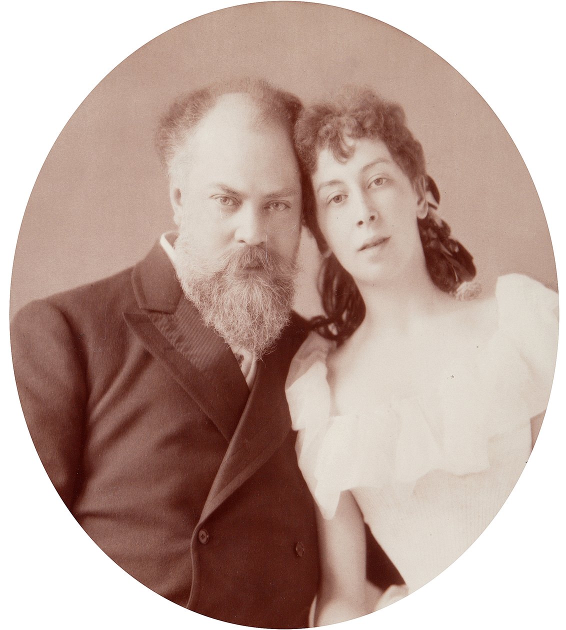Portrét umělce Konstantina Jegoroviče Makovského (Constantin Makovski) (1839-1915) s manželkou. Foto albuminu od Andreje Osipoviče Karelina (1837-1906) od Andrei Osipovich Karelin