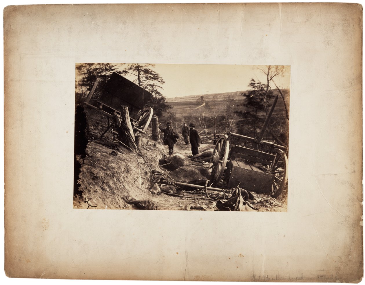 Tisk alba: Efekt výbuchu granátu, poblíž Fredericksburg, Virginie, kolem roku 1862 (sépiová fotografie) od Andrew Joseph Russell