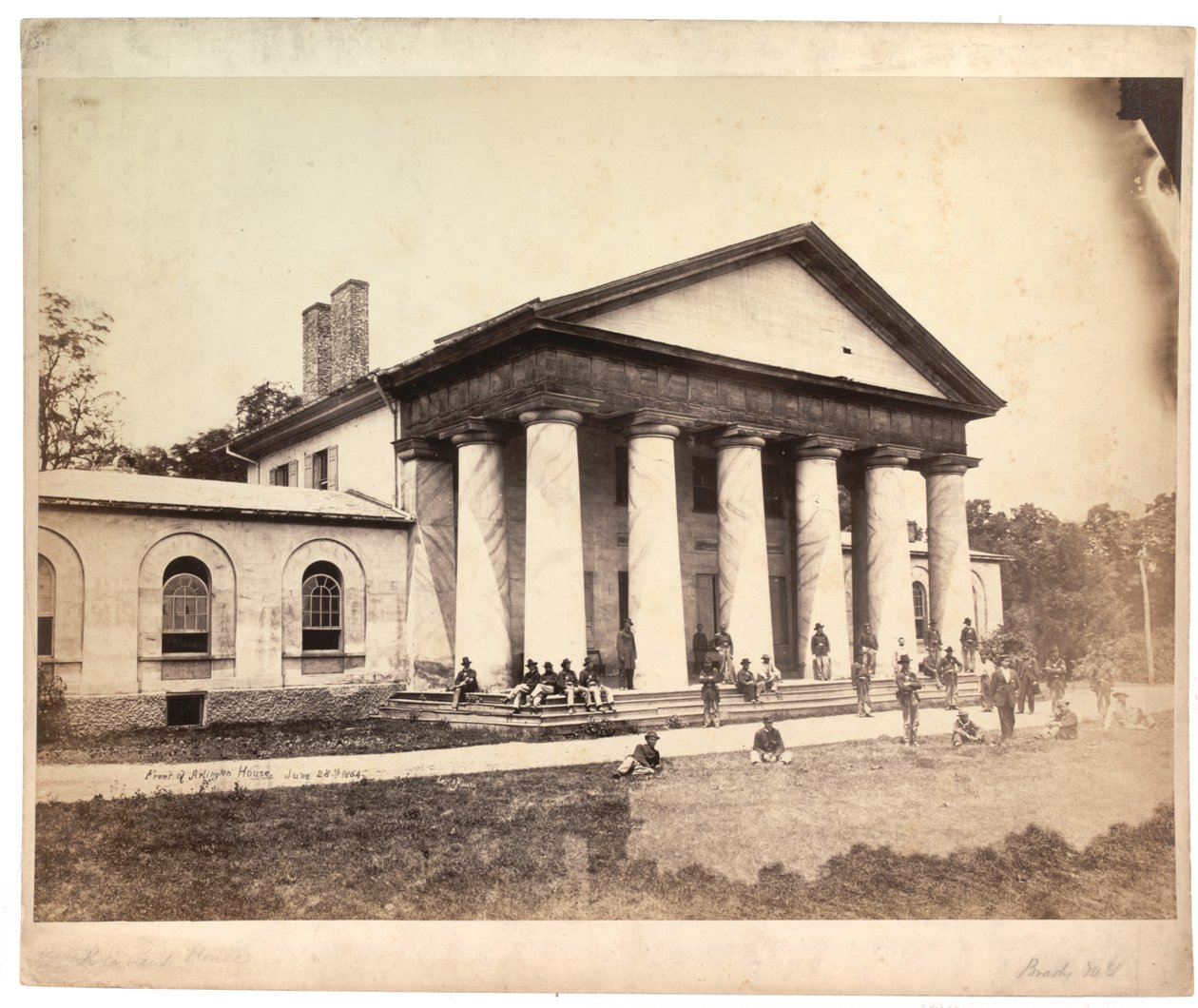 Před Arlington House, 28. června 1864 (sépiová fotografie) od Andrew Joseph Russell