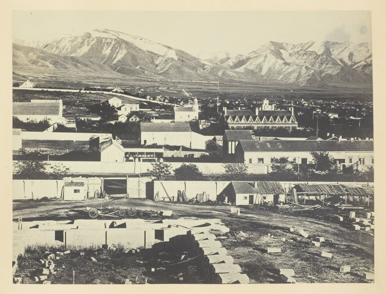 Salt Lake City, Camp Douglas a Wasatch Mountains v pozadí od Andrew Joseph Russell