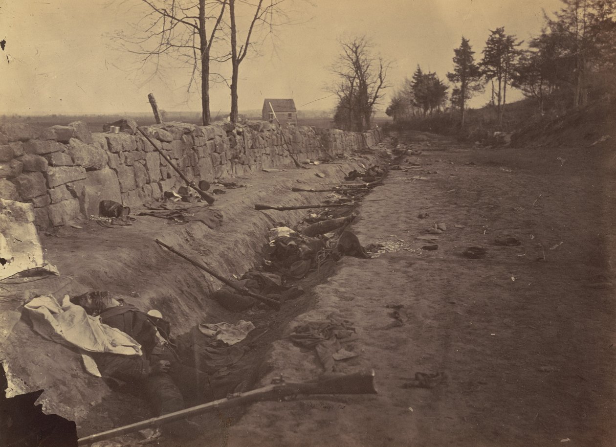 Kamenná zeď, zadní část Fredericksburgu, s mrtvým rebelem, 3. května 1863. od Andrew Joseph Russell