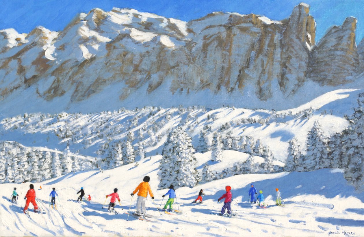Barevní lyžaři, Val Gardena, Itálie, 2019, (olej na plátně) od Andrew Macara