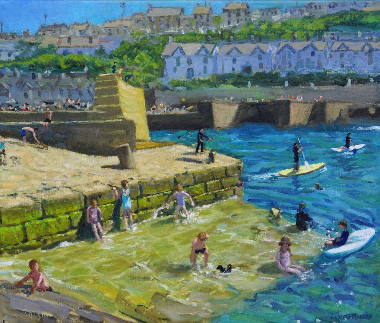 Zábava v přístavu, Porthleven, Cornwall, 2021 (olej na plátně) od Andrew Macara