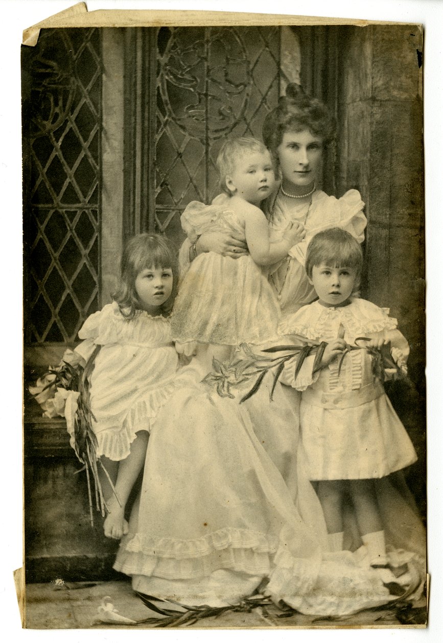Vévodkyně Evelyn a tři děti, kolem roku 1899 (černobílá fotografie) od Thomas Kelly