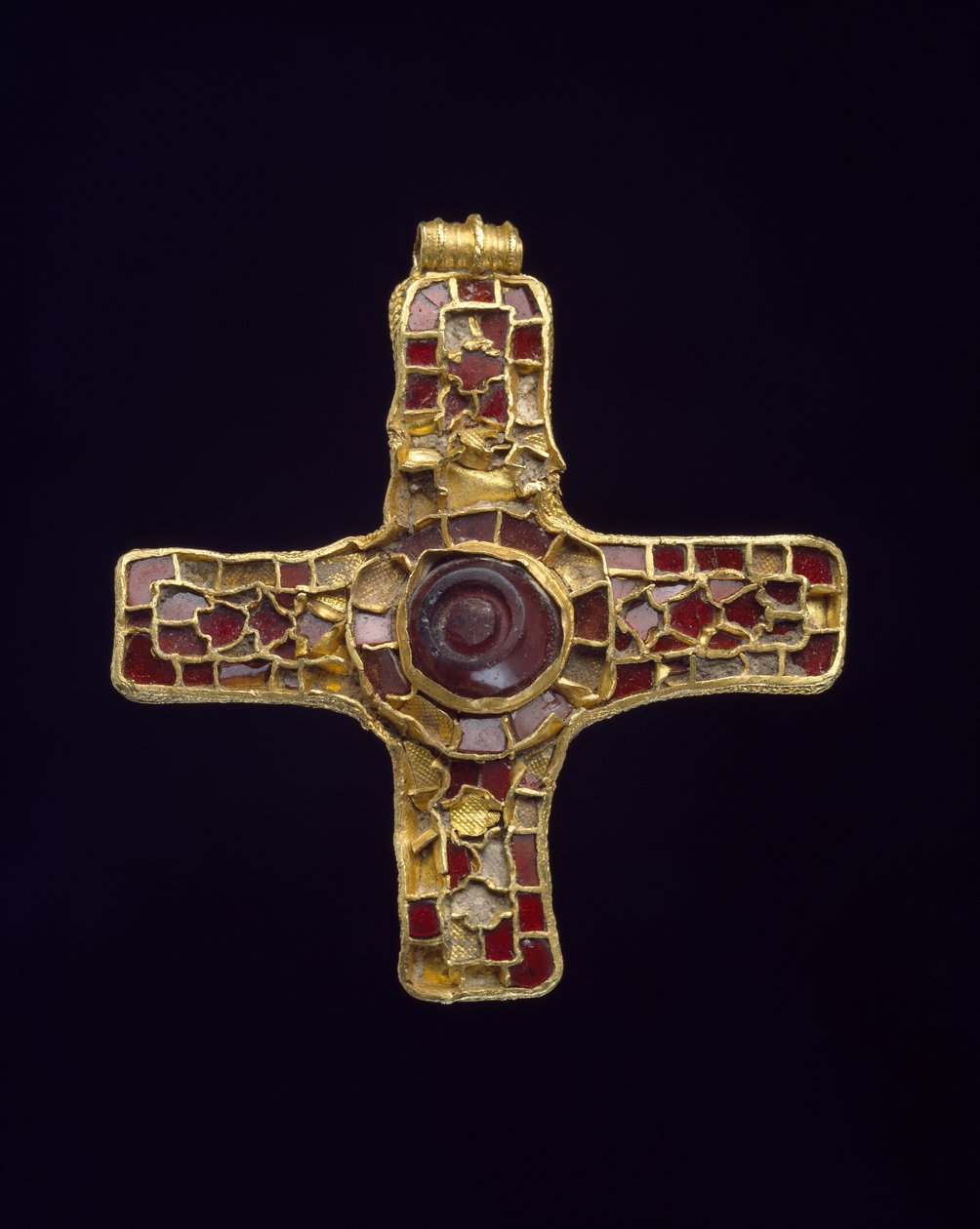 Kříž (Holderness Cross) (uhličitan vápenatý, granát a zlato) od Anglo Saxon