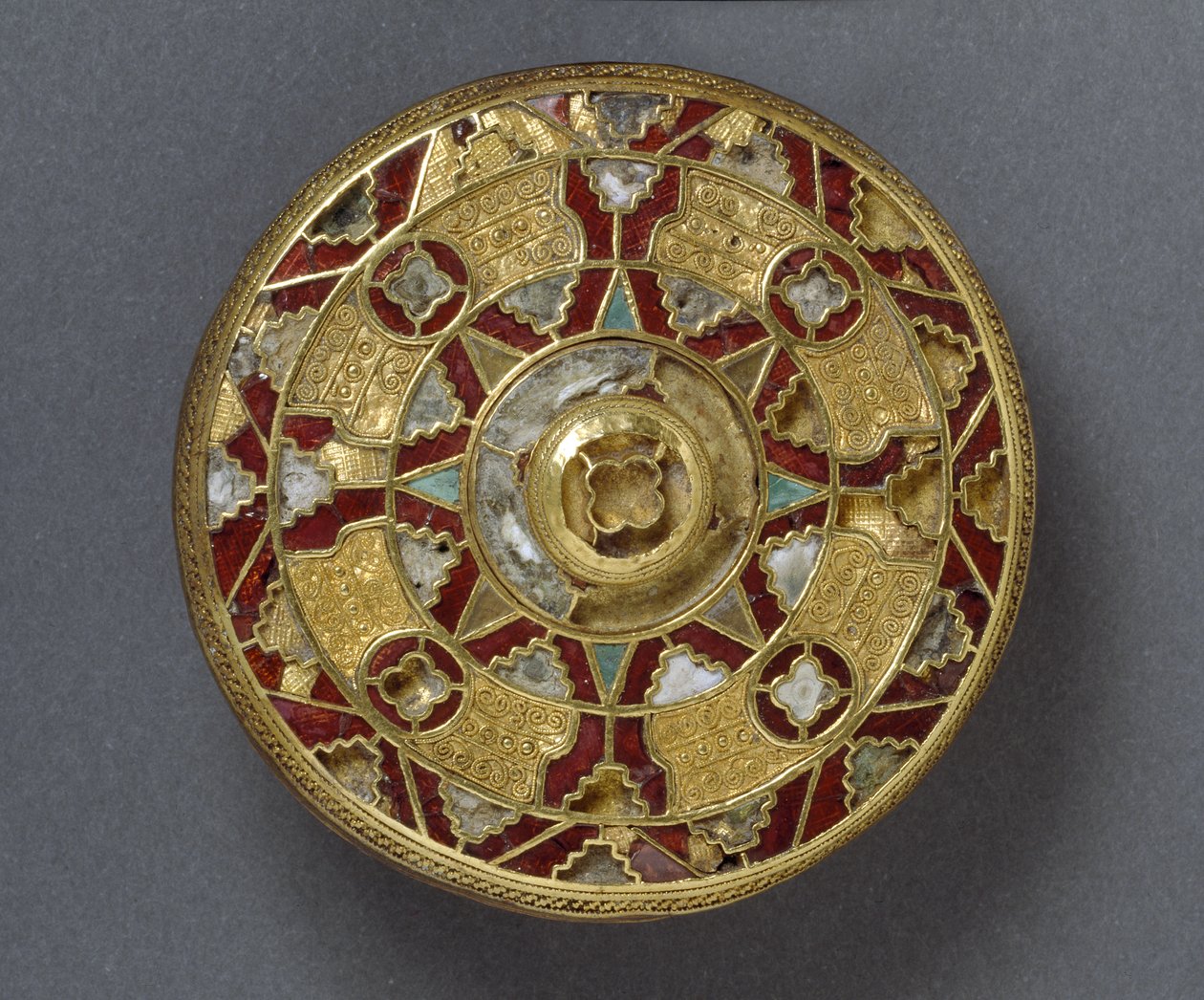 Brož zdobená drahokamy, ze Sarre, Kentu, Anglosaska (zlato se stříbrem, granáty a mušlí) od Anglo Saxon