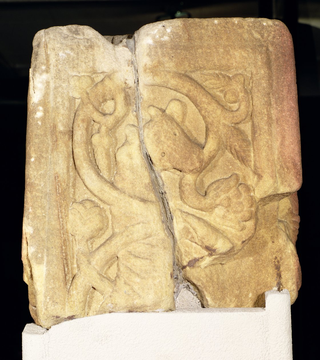 Fragment topůrka Rothbury Cross, zdobený obydleným svitkem, 800-850 našeho letopočtu od Anglo Saxon
