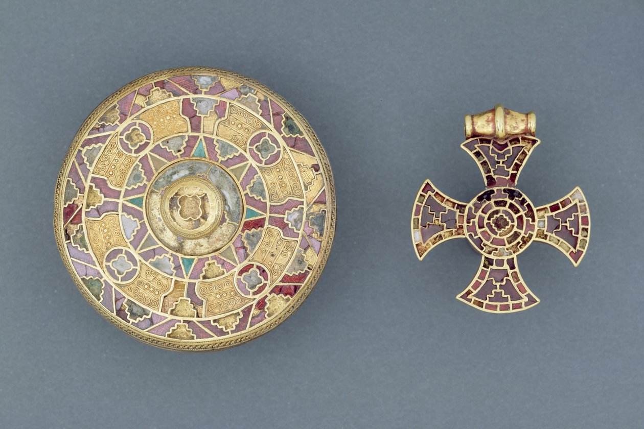 Závěsný kříž s drahokamy, z Ixworthu, Suffolk; a drahokamy zdobená kotoučová brož, ze Sarre, Kent, Anglosaska (zlato, stříbro, granáty a mušle) od Anglo Saxon