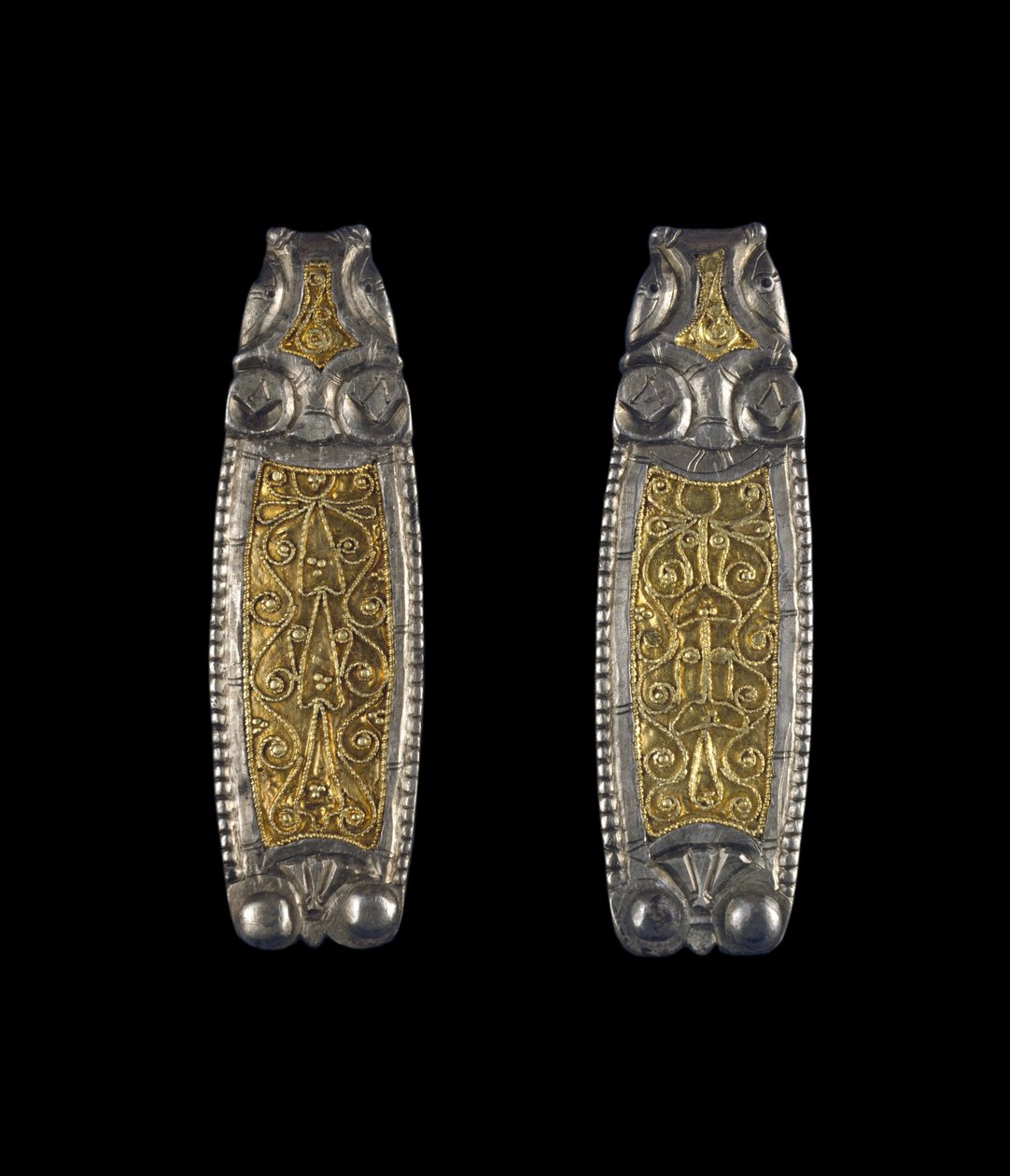 Pár zakončení řemínku, z Ipsden Heath, Oxfordshire, pozdní Anglosas, 9. století (stříbrná se zlatou vložkou) od Anglo Saxon